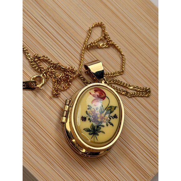 Vintage victorian style Gold-Tone Floral Oval Locket Necklace With Chain - Picture 5 of 12
